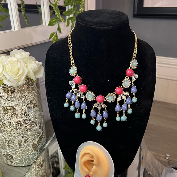 NWT statement necklace and clip earrings!!! Sooo bright and beautiful!! - Picture 9 of 9